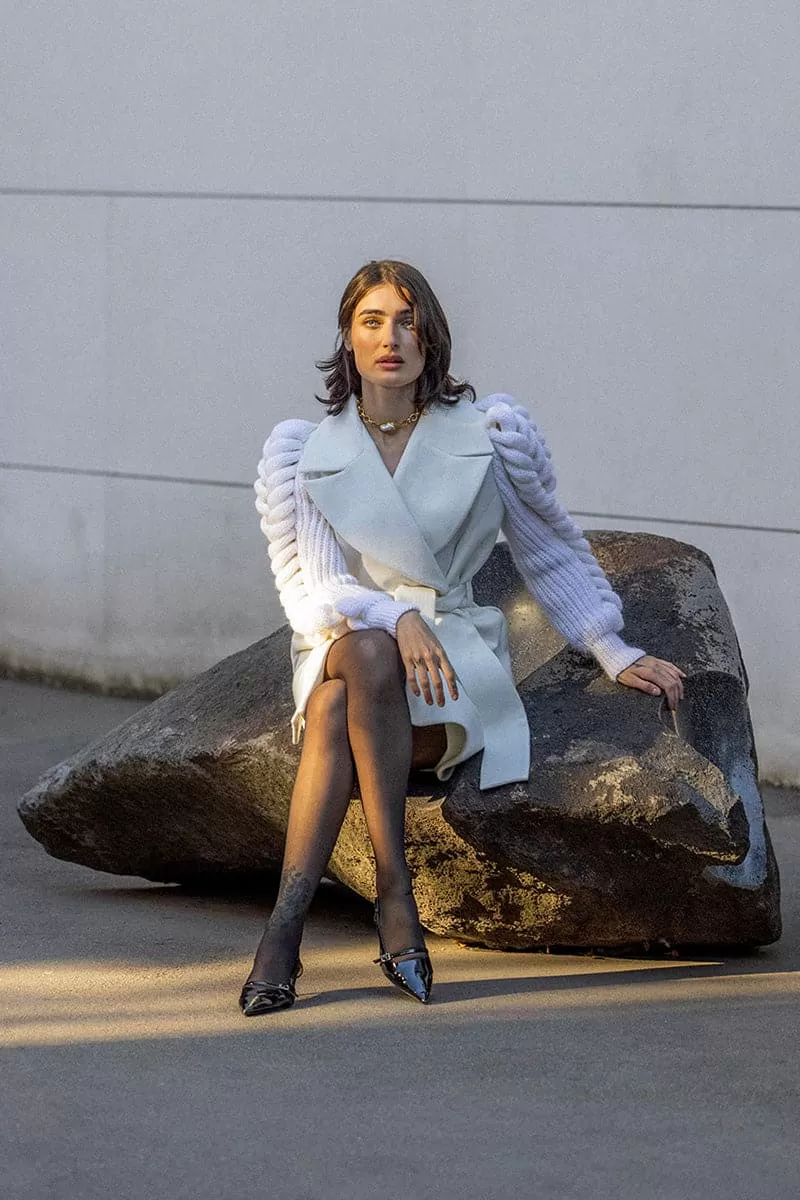 BELTED WHITE COAT WITH KNITTED SLEEVES