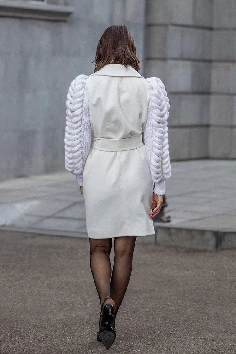 BELTED WHITE COAT WITH KNITTED SLEEVES