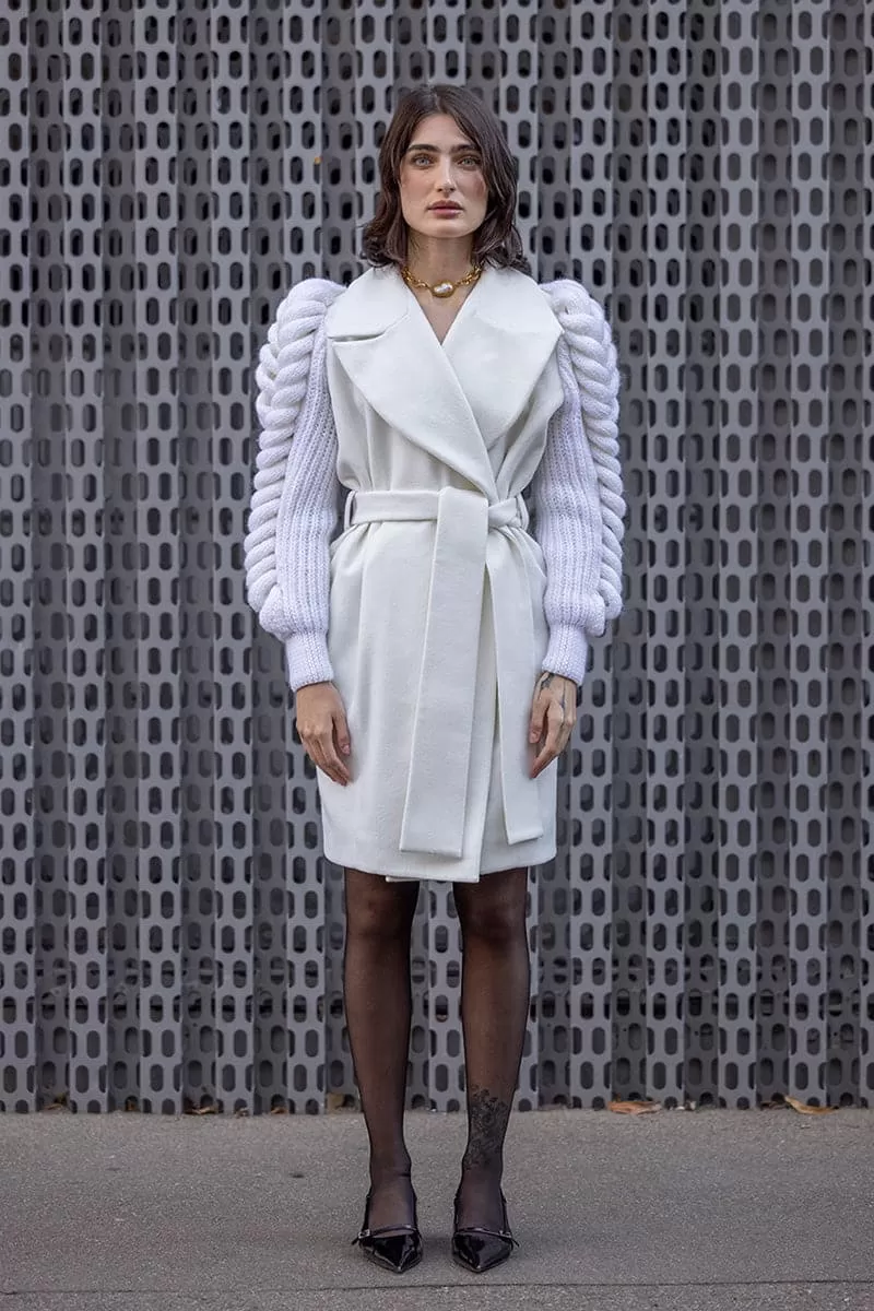 BELTED WHITE COAT WITH KNITTED SLEEVES