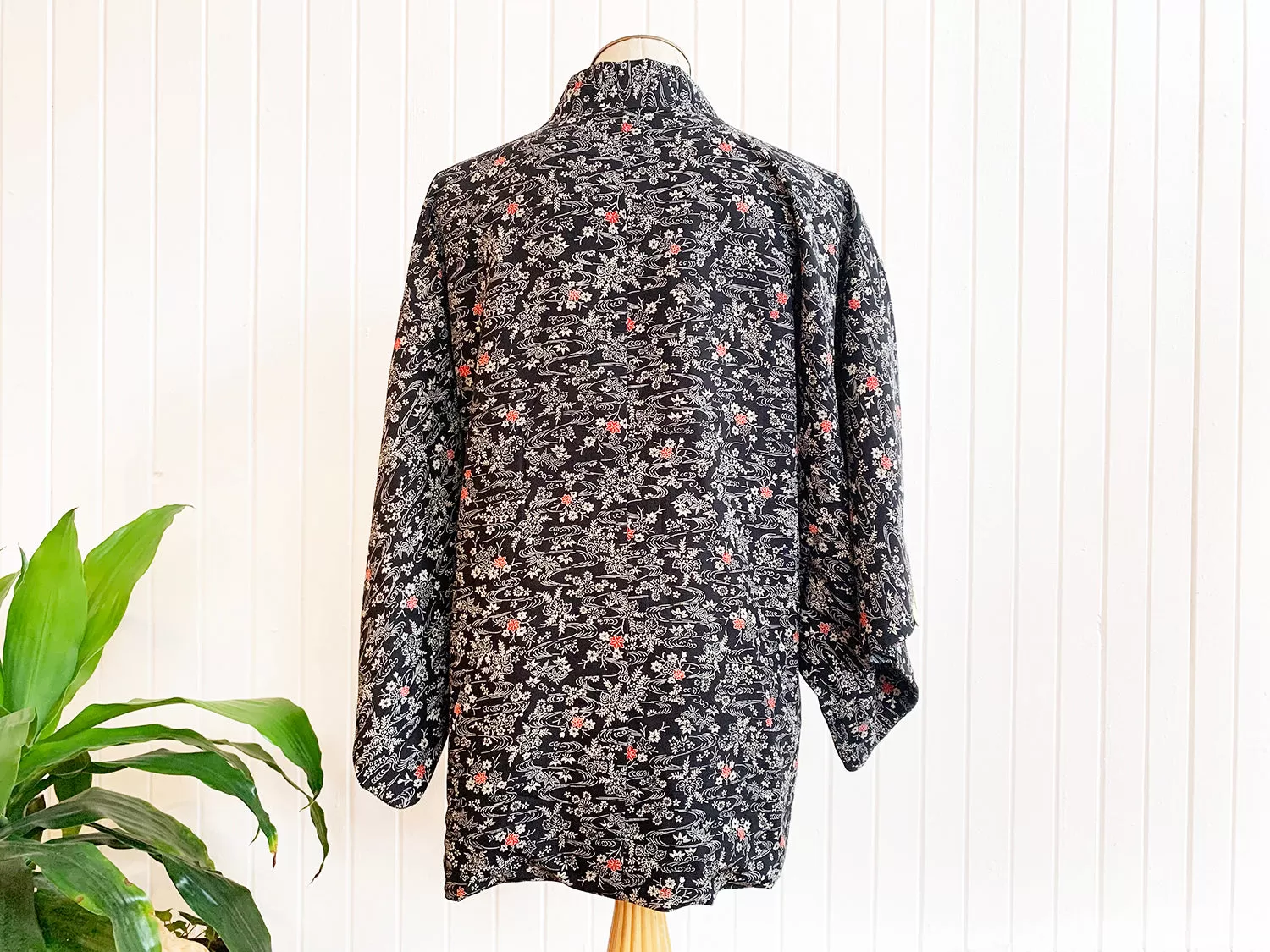 New Arrival ! Vintage Haori/Kimono Black Floral 1960s