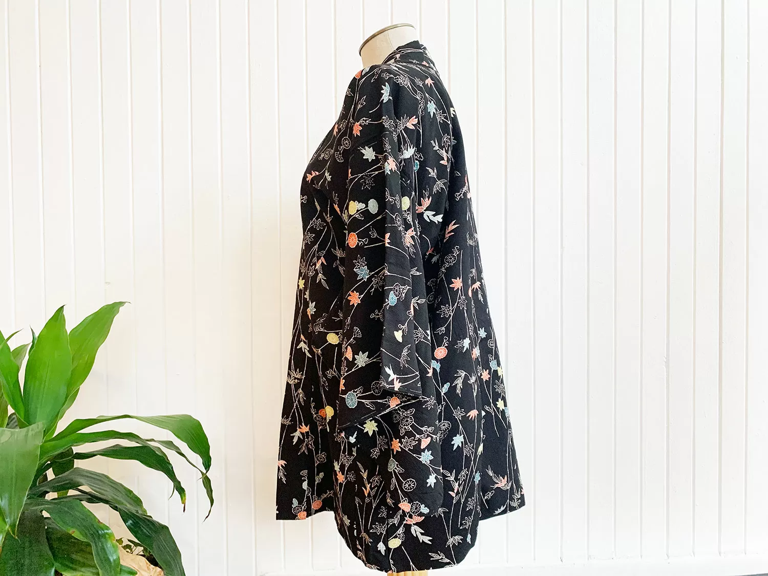 New Arrival ! Vintage Haori/Kimono Black Floral 1970s