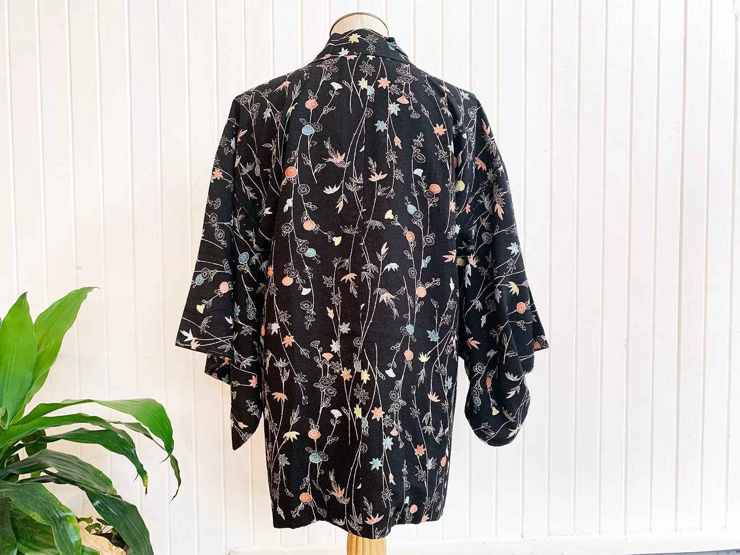 New Arrival ! Vintage Haori/Kimono Black Floral 1970s